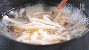 依次放火腿、豆腐，加水大火燒開，小火燉煮20分鐘，出鍋前撒上蔥花即可。