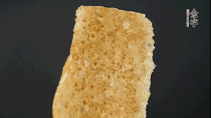 油炸豬皮冷水泡發(fā)，切成菱形。