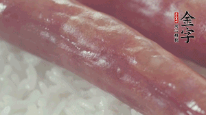 關(guān)上蓋子，煮到米飯露出時。