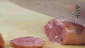 拿出香腸和臘肉，切成片后重新鋪入。