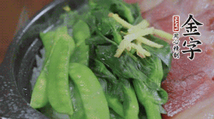 燜好的米飯開蓋，放入菜心、荷蘭豆，澆上調(diào)味汁拌勻。