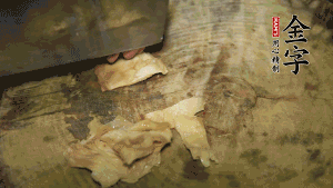 加適量溫水淹沒(méi)食材，大火燉至水沸后再小火慢燉1小時(shí)，出鍋前10分鐘加枸杞。（焯過(guò)水后的豬蹄不應(yīng)再用涼水，用溫水燉煮更容易軟爛。也可以用高壓鍋或者有煲湯功能的電飯煲，省時(shí)又便于入味。）