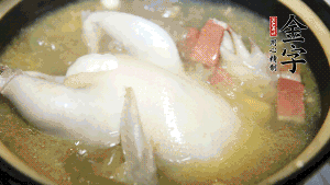 煮沸時(shí)加入蟲(chóng)草花、香菇、紅棗，以料酒調(diào)味繼續(xù)小火燉煮1小時(shí)左右。