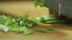 小蔥切成蔥花。