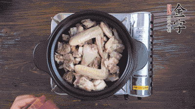 將雞肉塊、火腿、料酒、姜一同放入在燉鍋中，加冷水大火煮開后，小火燉煮40分鐘。