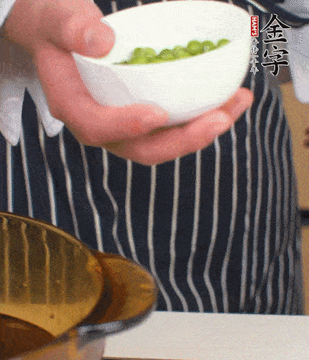 胡蘿卜、豌豆和干花菇焯水。