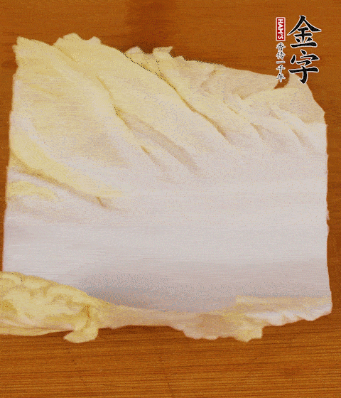一片白菜一片淡火腿交替疊起，疊個(gè)兩三層放進(jìn)鍋內(nèi)，直到塞滿鍋。