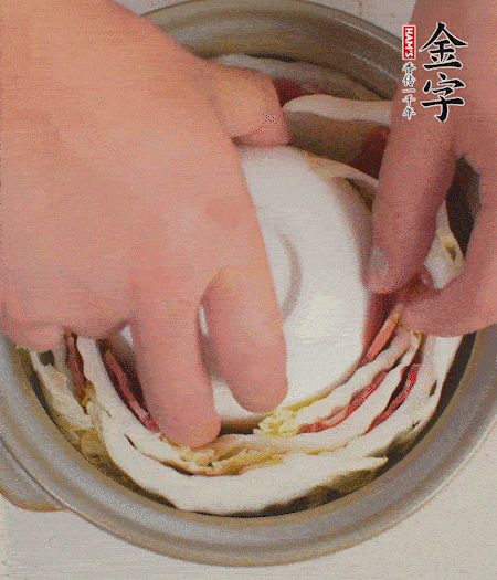 寬度剛好是鍋的高度?？垡粋€(gè)小碗更有助于幫助造型。