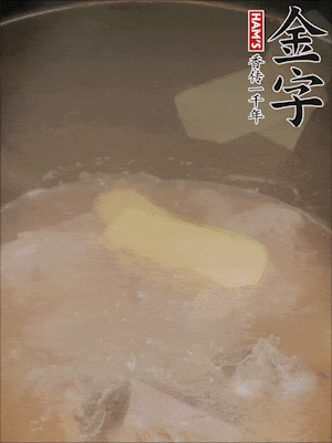 排骨洗凈，加生姜、黃酒焯水，溫水洗凈備用。