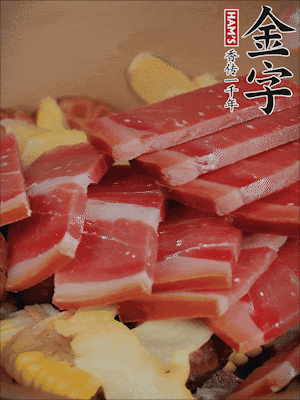 除鮑魚外的所有材料放進(jìn)鍋里，加清水、姜、黃酒，大火燒開，轉(zhuǎn)小火煲90分鐘。