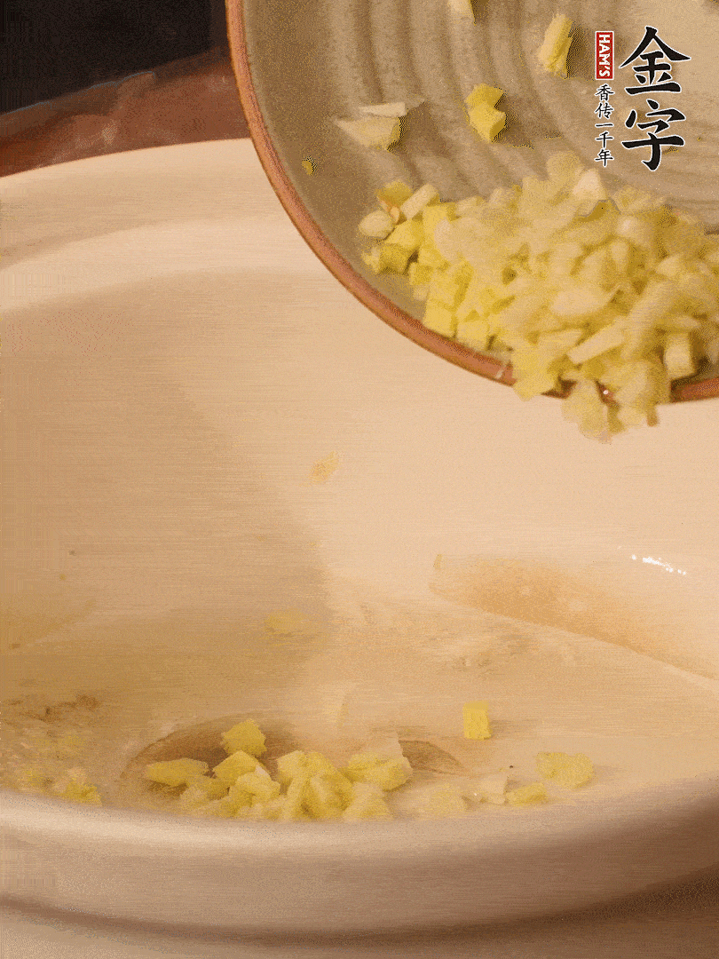 熱油下鍋，姜爆香。下冬瓜略微翻炒。