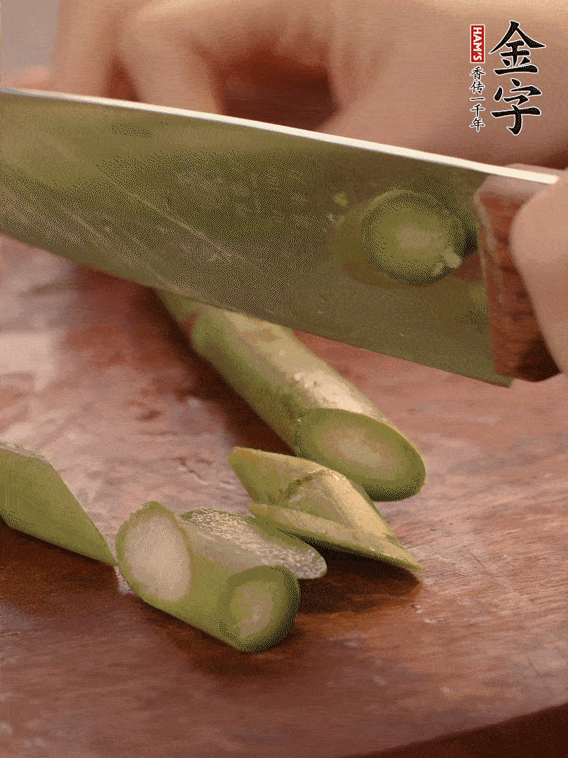 蘆筍去掉底部老的部分，斜切成段。白玉菇去掉根部，日本豆腐切成圓厚片。