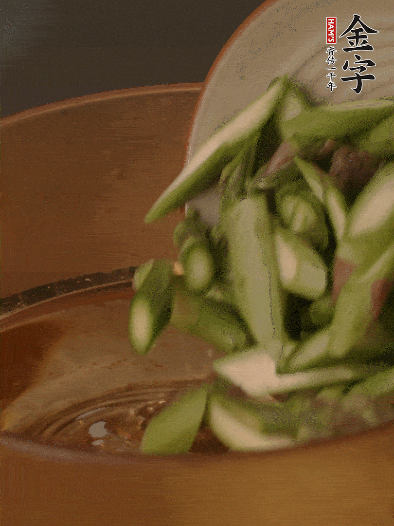 蘆筍、白玉菇焯水30秒備用。