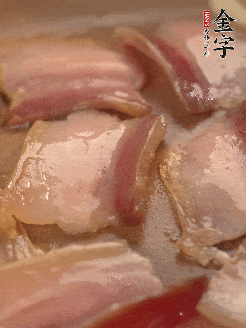 鍋中熱油煸香大蒜、咸肉。