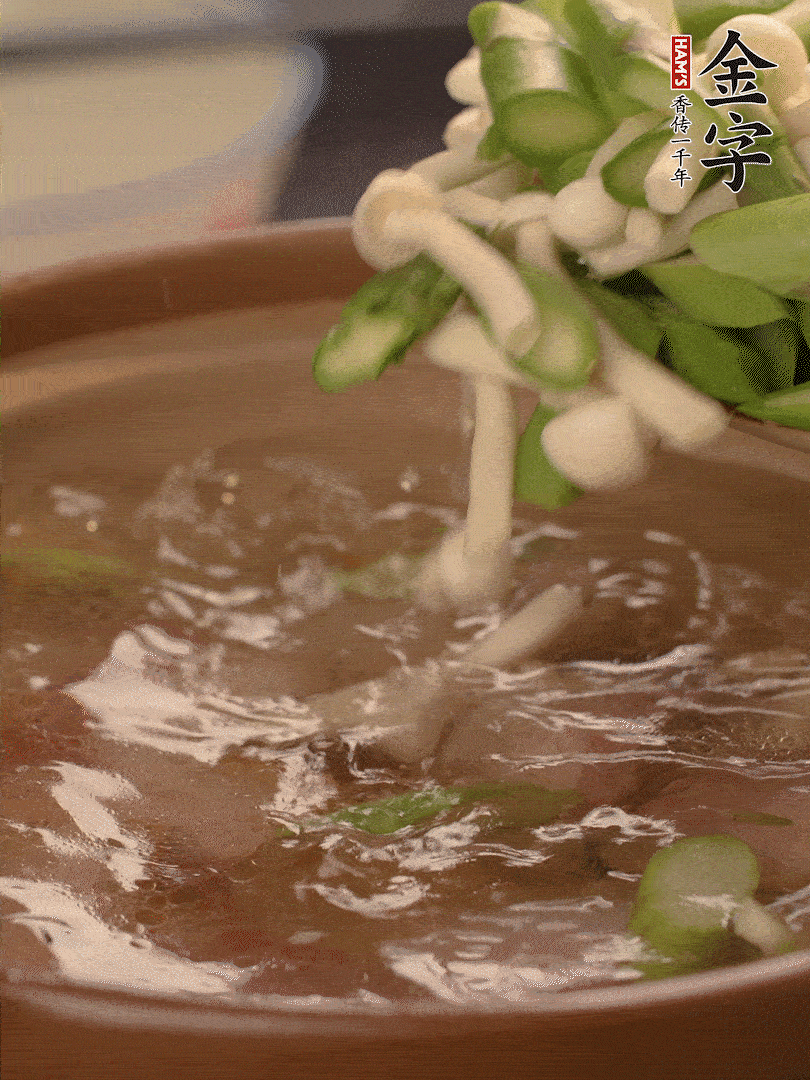 咸肉肥肉部分變透明時(shí)，加清水，放蘆筍、白玉菇大火煮開。