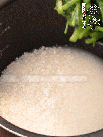 茼蒿、香腸放入浸泡好的大米，水沒過大米半指煮熟。