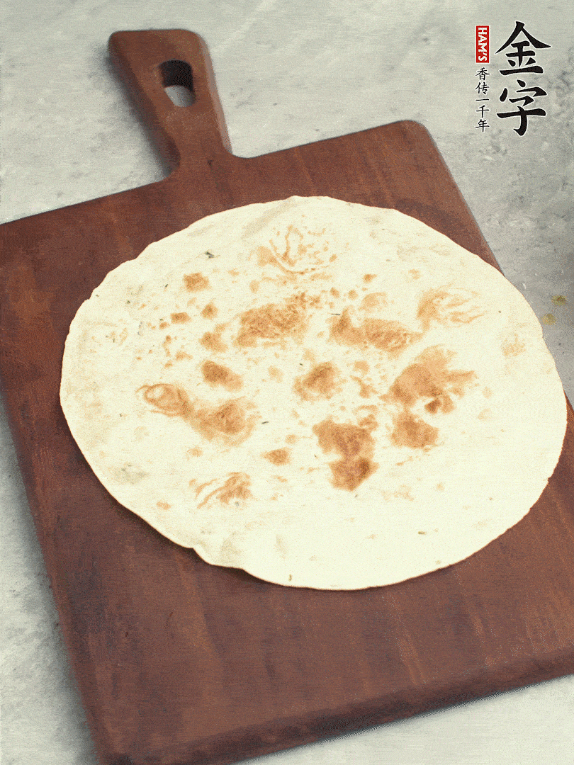 食材依次鋪在卷餅皮上，卷起來(lái)。
