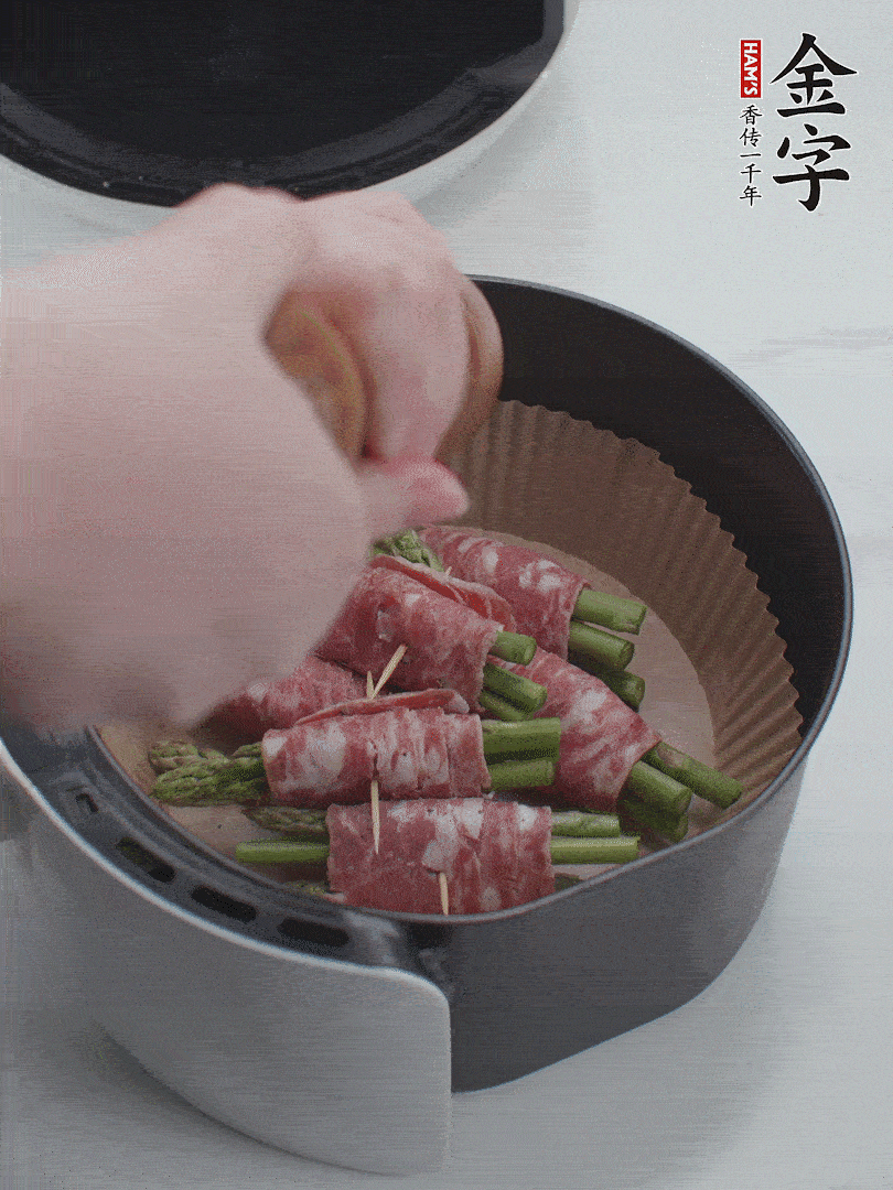 在培根卷上撒點(diǎn)黑胡椒碎。