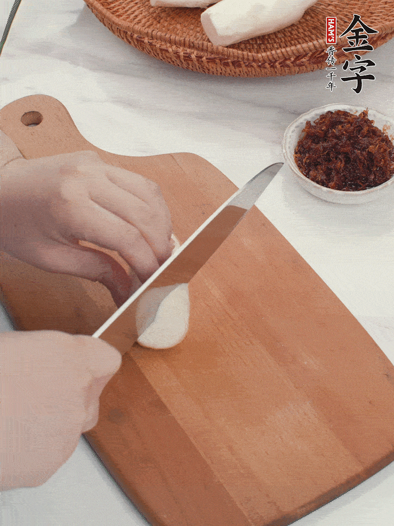 茭白剝殼，洗凈后切滾刀塊。