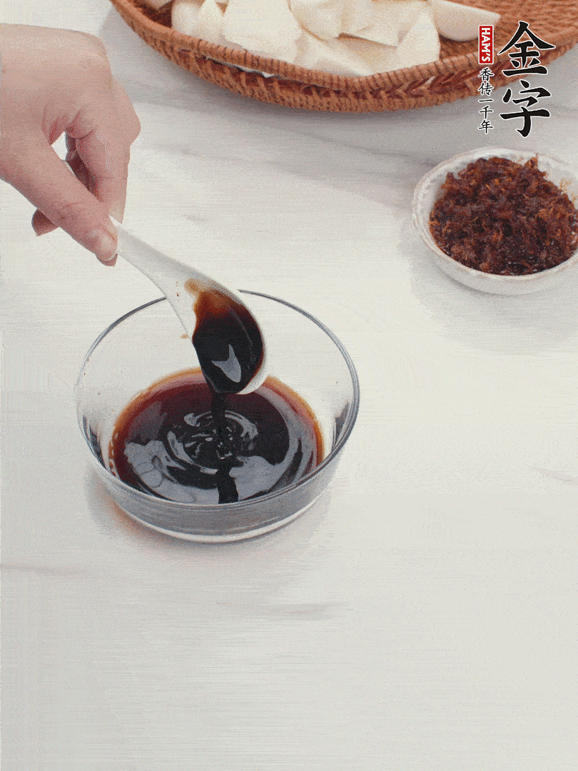 將生抽、老抽、黃酒和白砂糖在小碗里調(diào)成味汁。