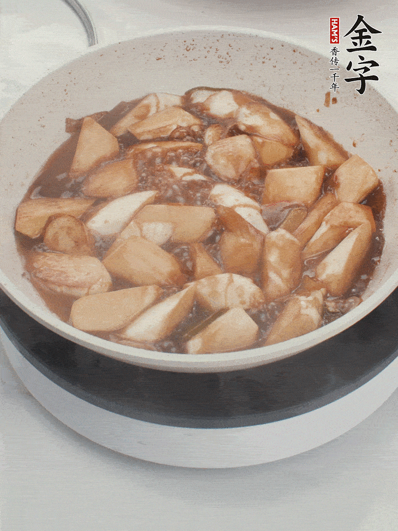 待茭白煸到微微發(fā)黃加入調(diào)好的味汁翻炒。加一小碗清水蓋蓋子燜3-4分鐘。