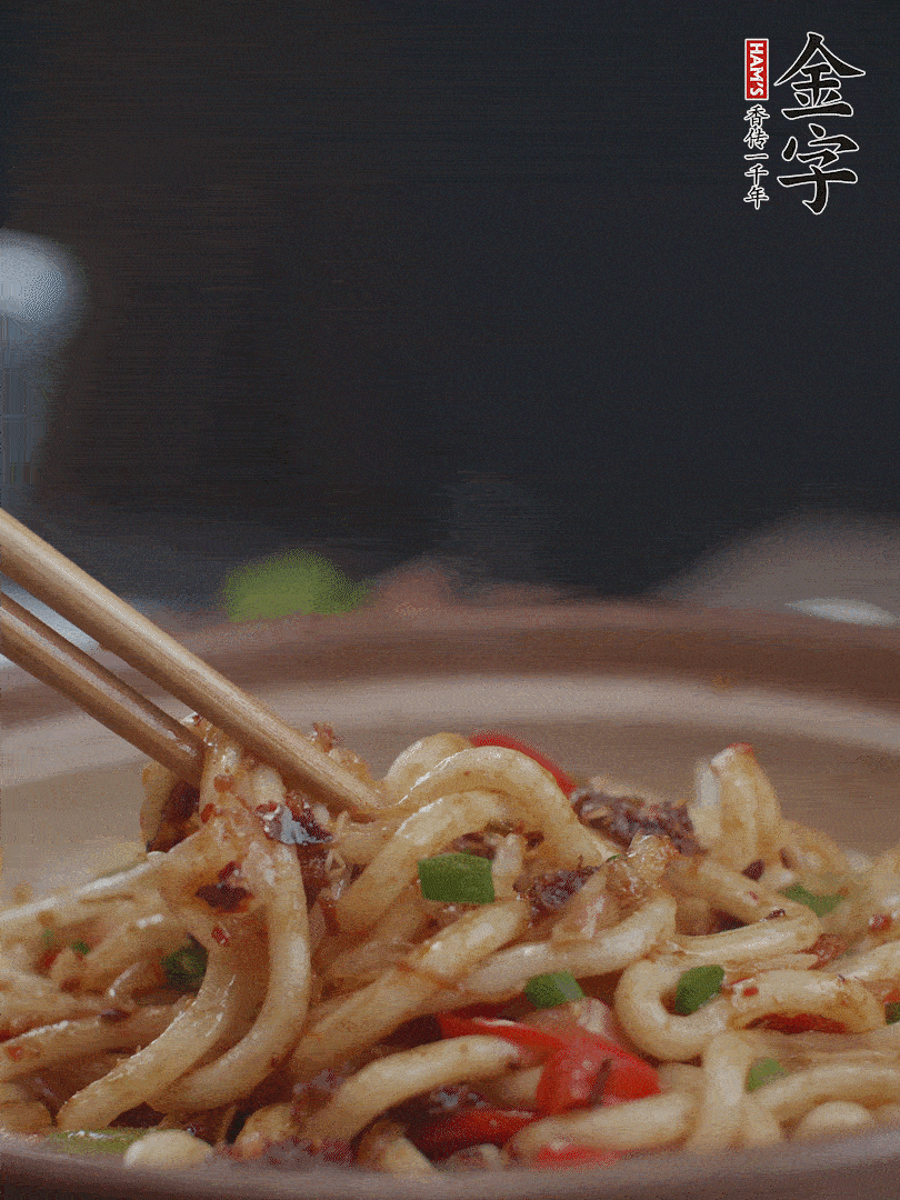 一小撮鹽調(diào)味。最后可以點(diǎn)綴香蔥段。