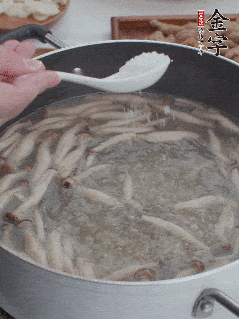 1勺鹽、一點(diǎn)胡椒粉調(diào)味。