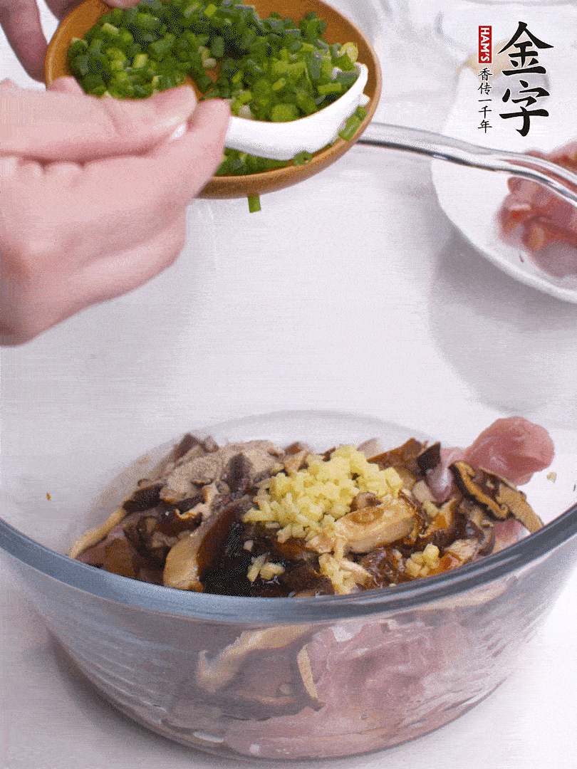 雞肉、香菇混合，加清水1/3杯、料酒1勺、蠔油1勺、鹽1勺、糖1/4勺、白胡椒1/4勺、食用油1勺、香油1/4勺、姜末、蔥花，攪拌均勻腌制2小時。