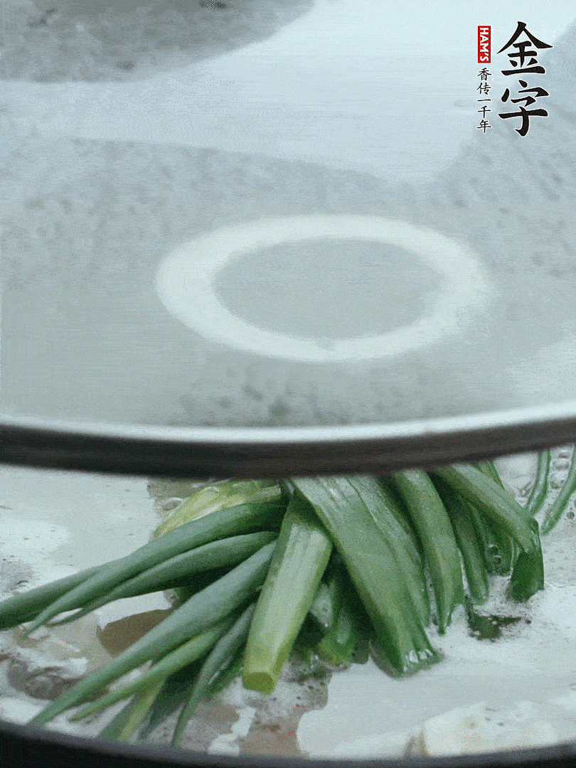 加蔥結(jié)去腥，大火開后中火燒20分鐘。