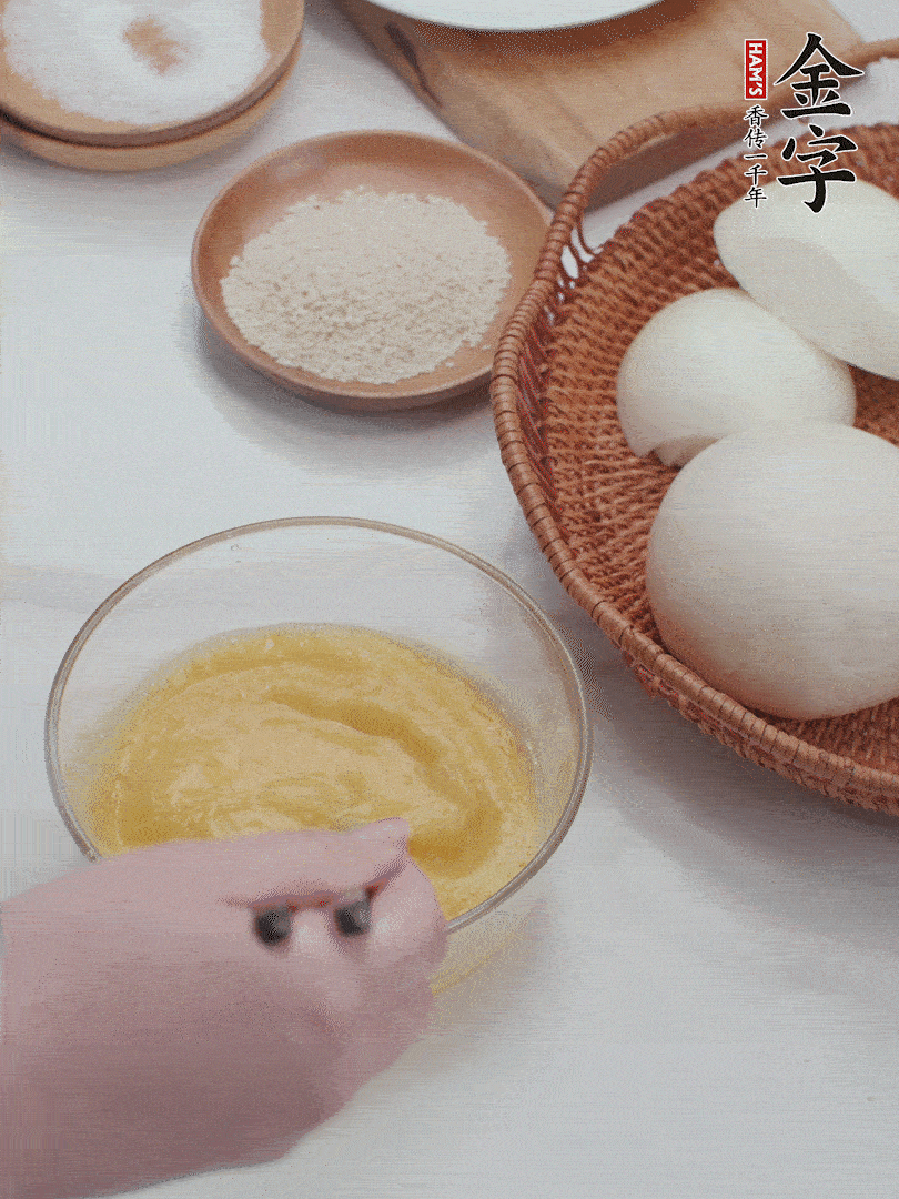 2個(gè)雞蛋加入1小勺鹽、1/2小勺胡椒粉打散。