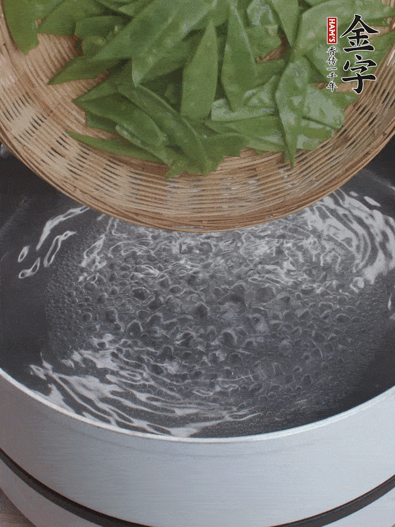 甜豆莢撕掉老筋，斜切兩半，焯水1分鐘。