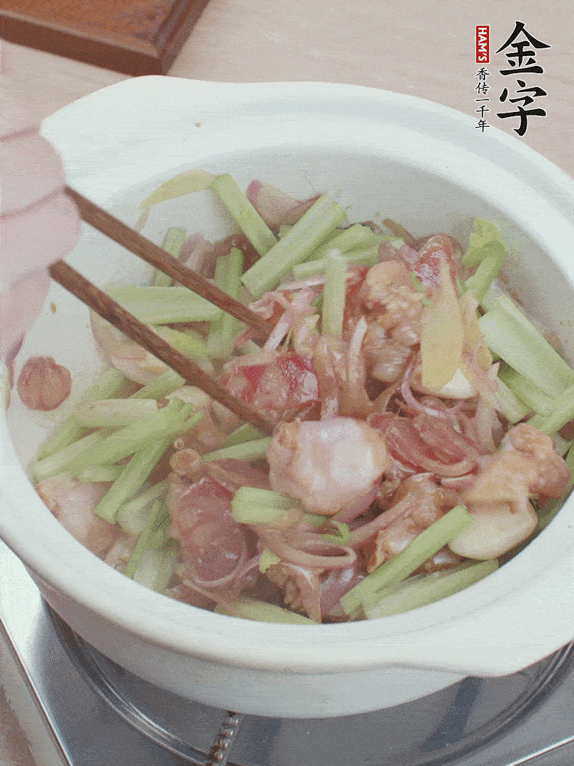 下牛蛙、芹菜、香腸翻炒。