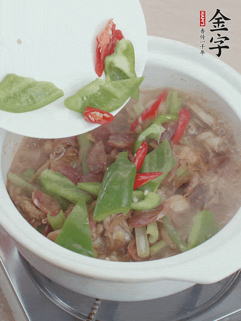 下綠菜椒，翻炒1分鐘。