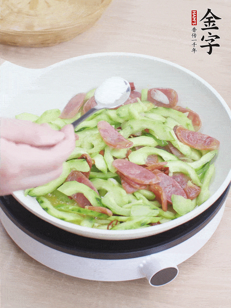 淋點(diǎn)開水，半勺白糖、1勺生抽調(diào)味。