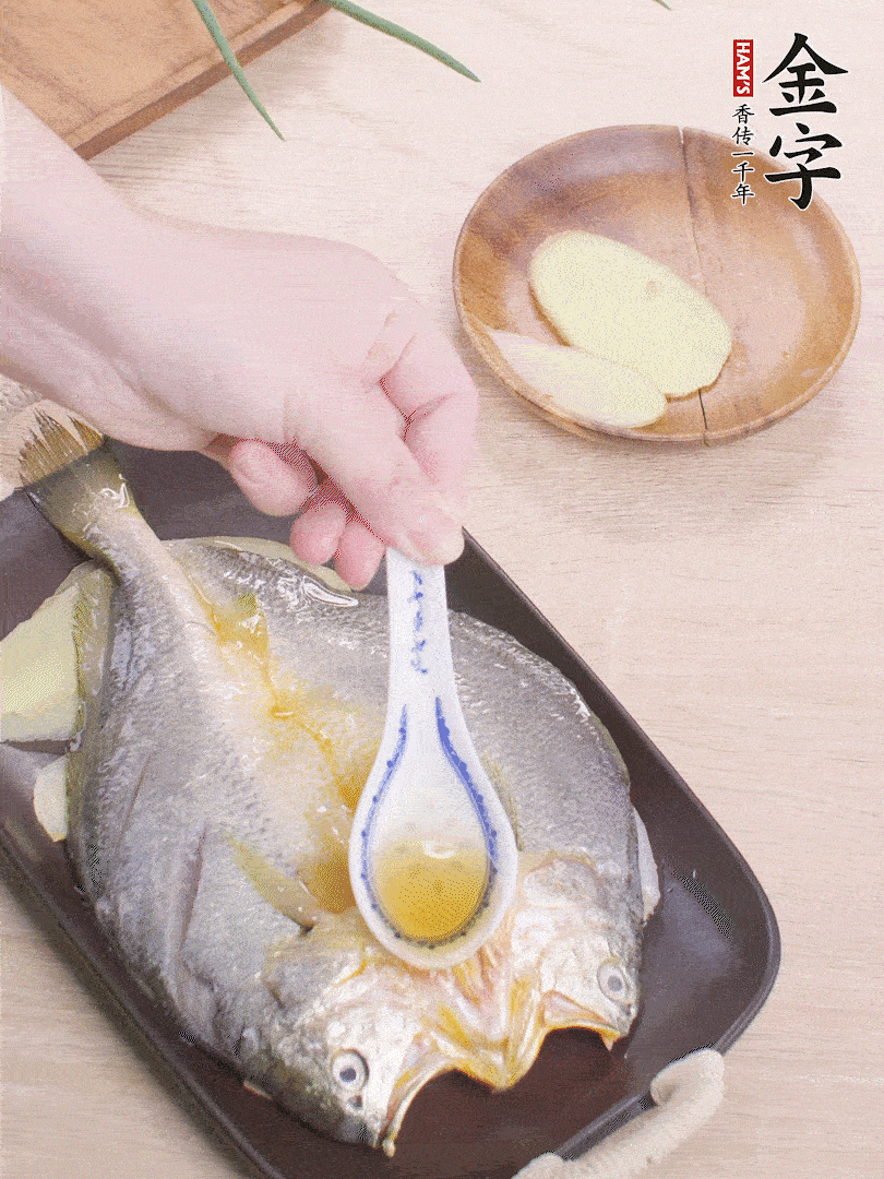 盤底鋪姜片，放黃魚，淋2勺料酒。