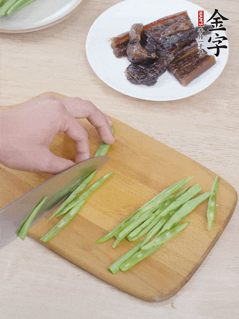 四季豆切絲。