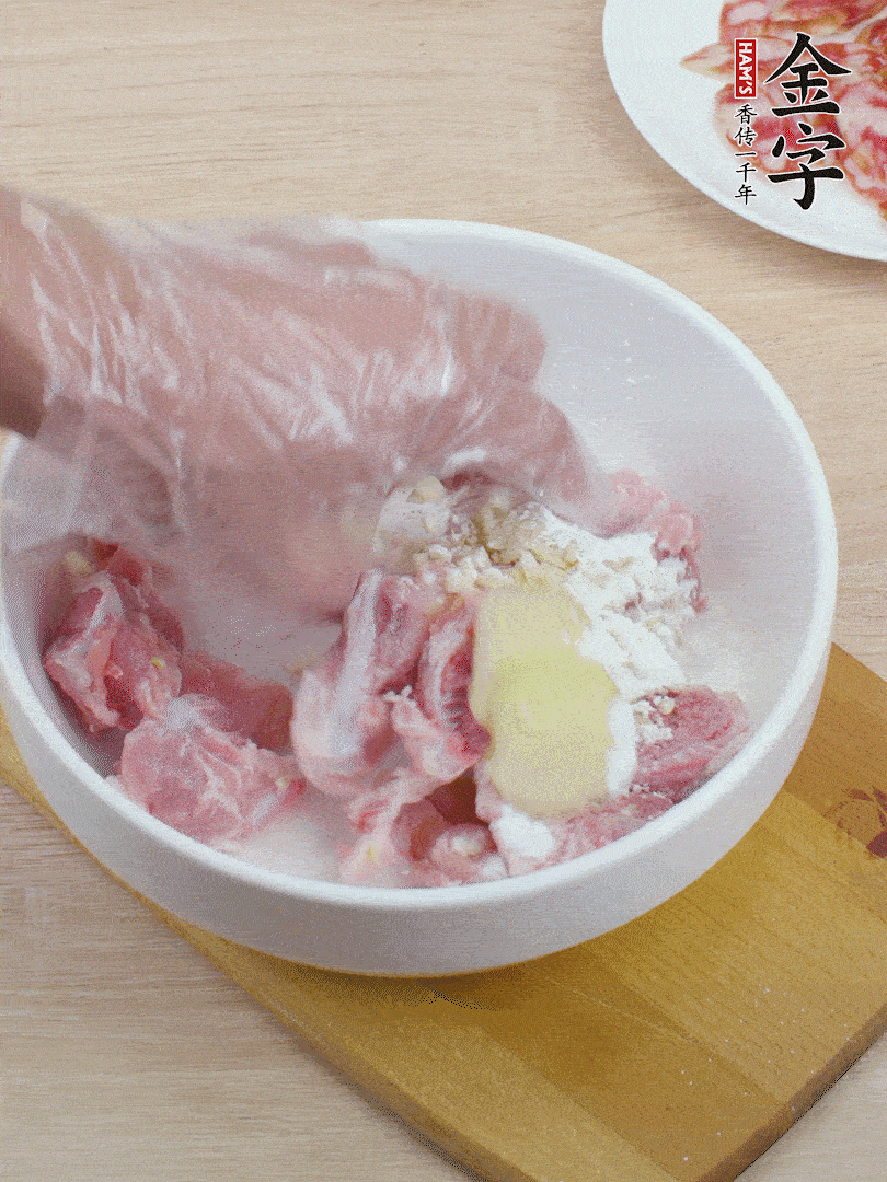 洗凈的小排，加鹽、姜、蒜末、淀粉、胡椒粉抓勻，腌制15分鐘。