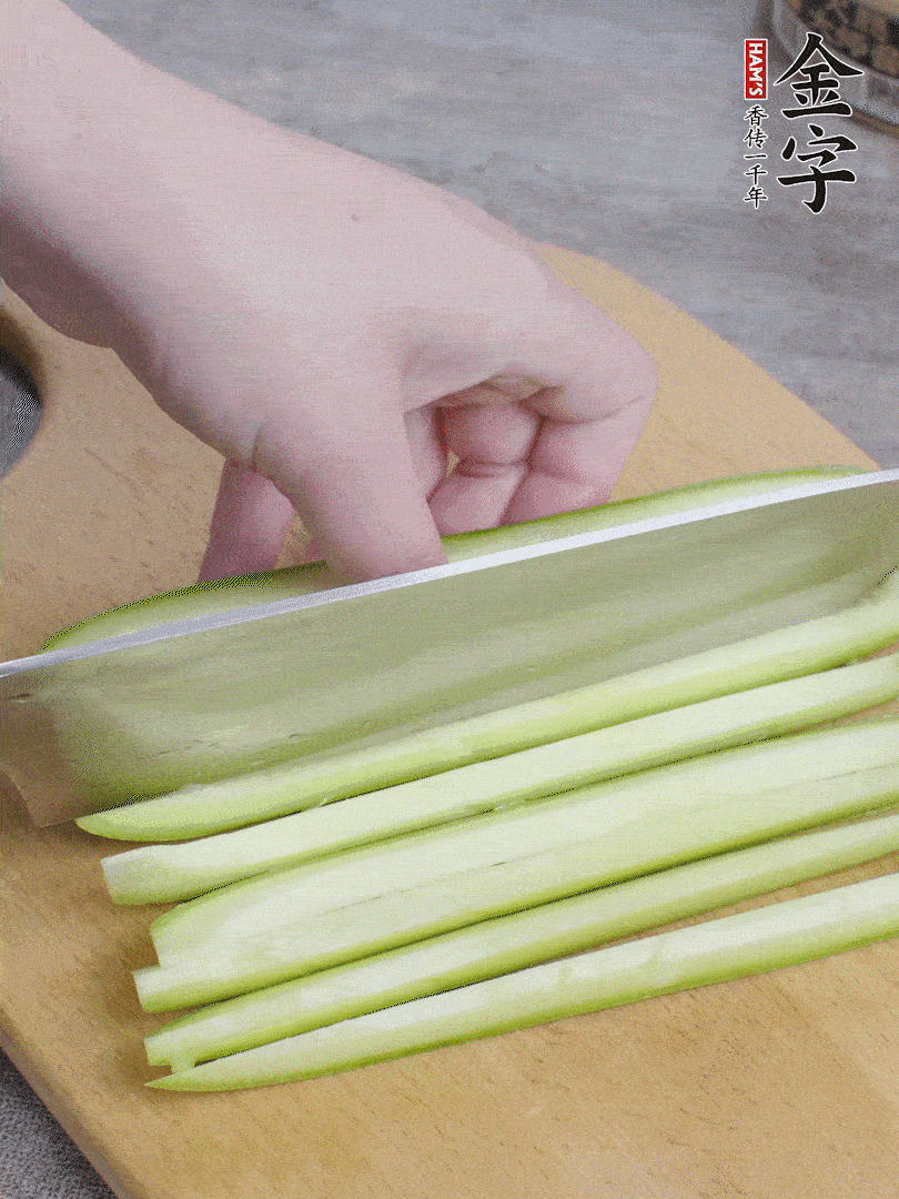 西葫蘆對半切，去瓤切條。