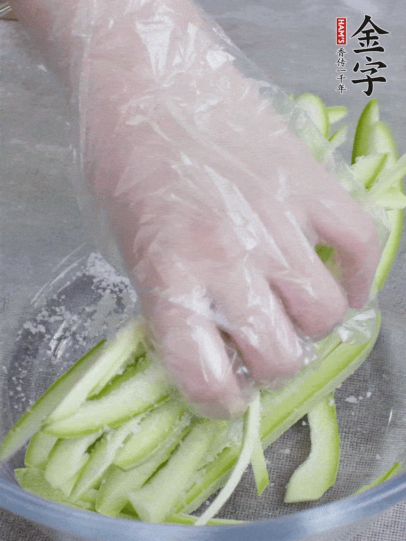 加鹽腌制15分鐘，清洗后擠干水份。