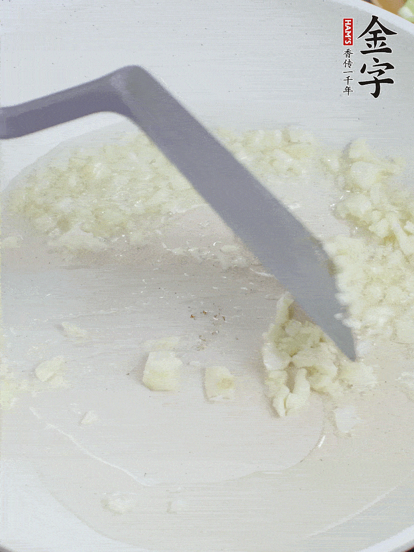 冷鍋熱油，下大蒜煎至兩面微黃。