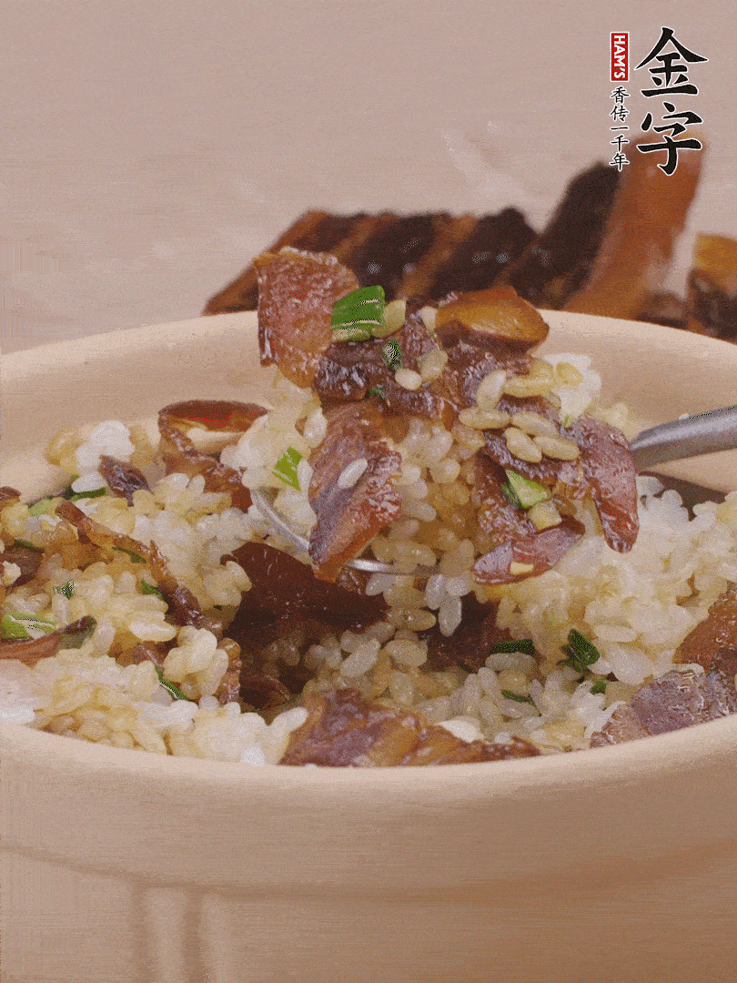 揭蓋后撒點(diǎn)蔥花裝飾，趁熱拌勻。
