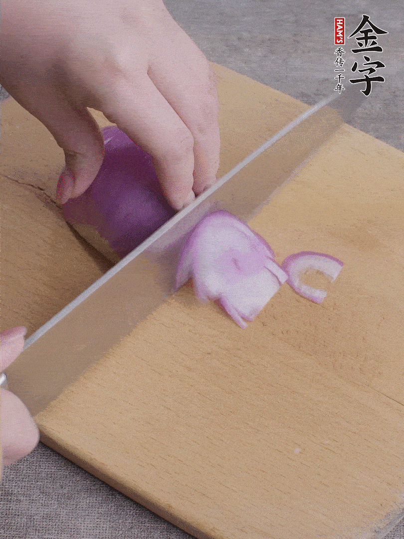 洋蔥切絲、蔥切段。