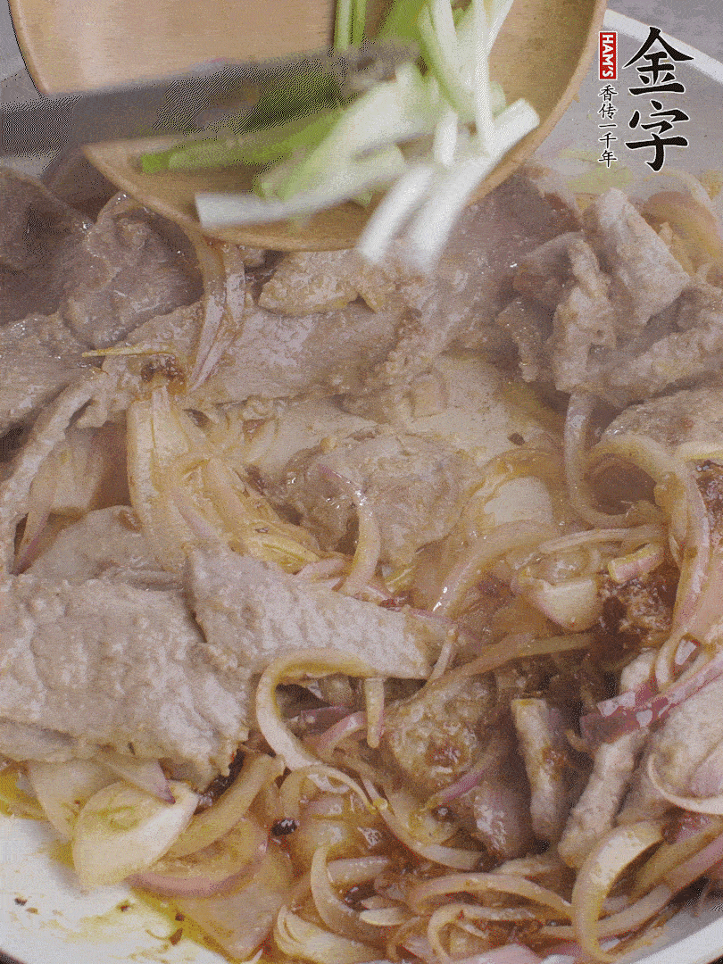 下牛肉、蔥段快炒。