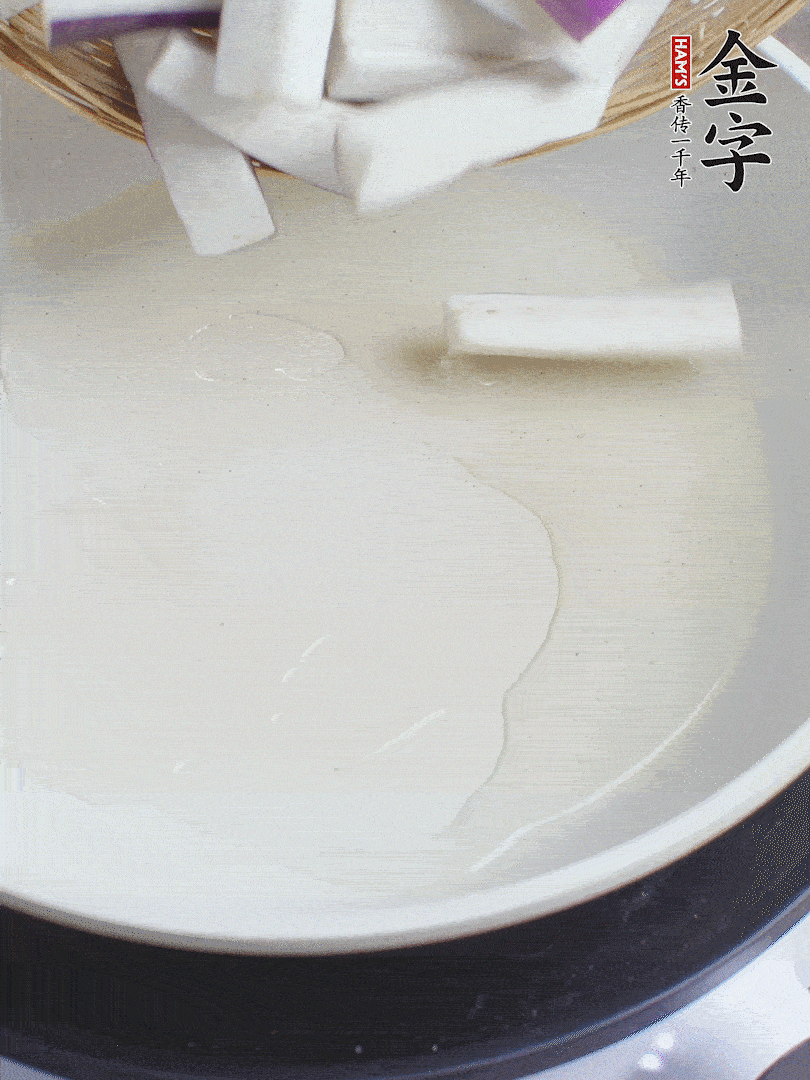 杭茄洗凈去蒂，縱向剖成4份，切成長(zhǎng)10cm左右的段。白洋蔥切絲。口蘑洗凈去掉柄。紅椒切菱形片。