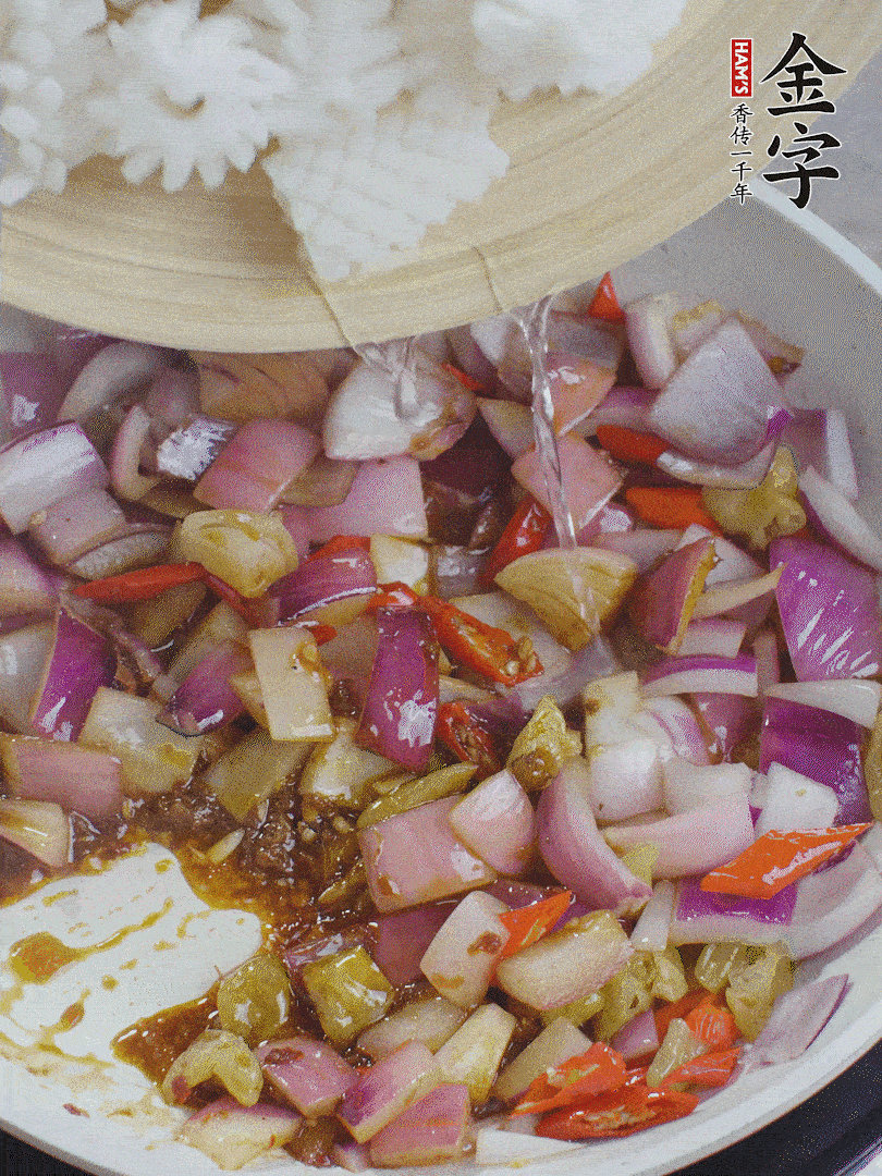 下魷魚花，2勺料酒炒勻。