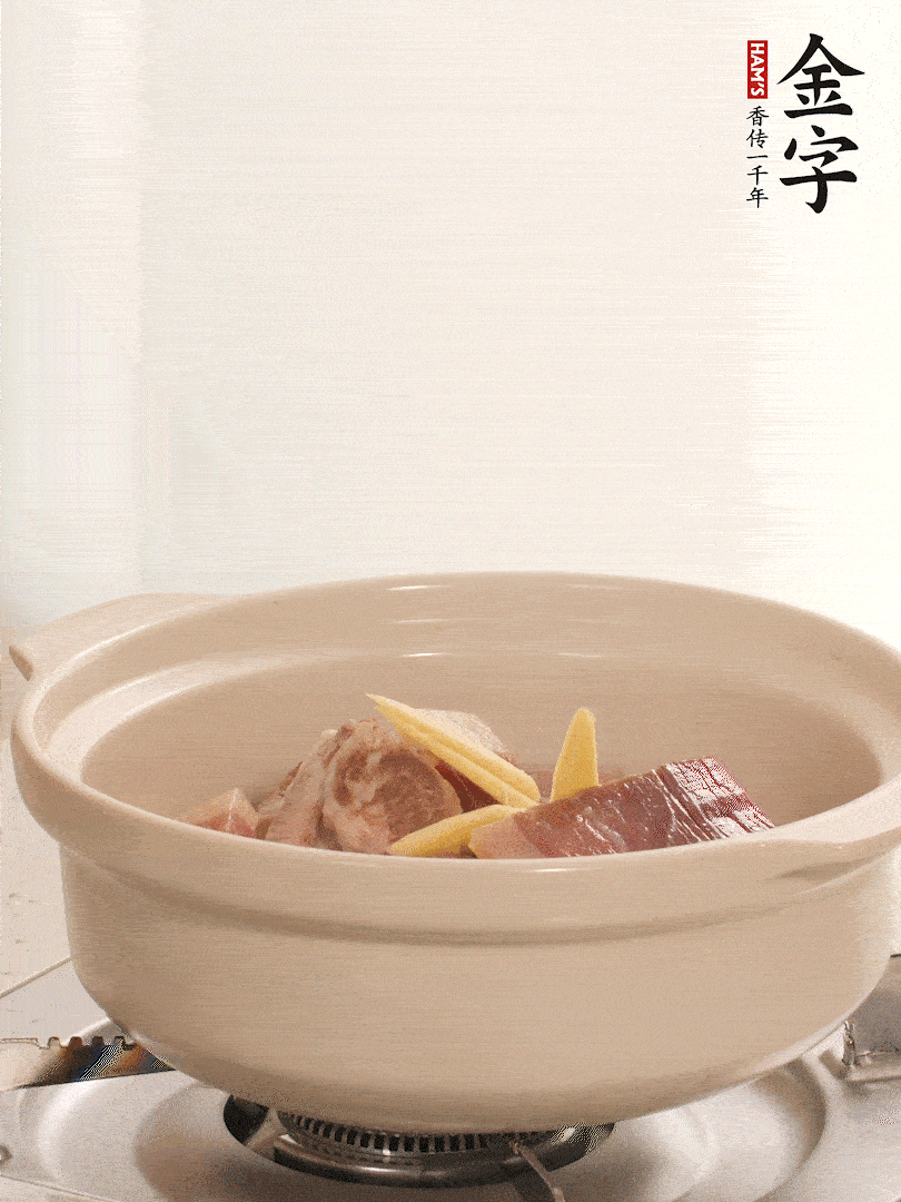 湯鍋放入排骨、火腿、姜，加適量水。煮開(kāi)后轉(zhuǎn)小火燉40分鐘。
