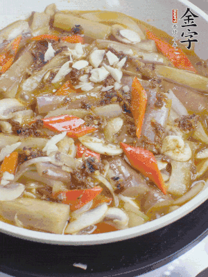 撒蒜末、香菜末。