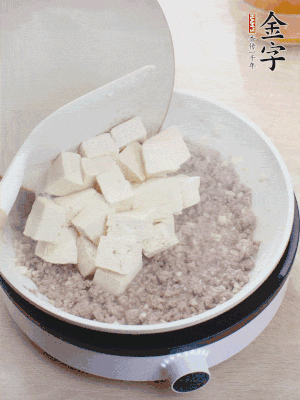 蓋蓋燉煮20分鐘后，加腐皮，撒一點(diǎn)枸杞。