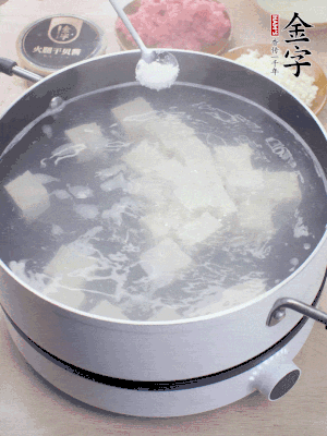 豆腐切成大小均勻正方體，鍋內放水，加一點鹽焯水10秒。