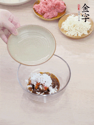 調料汁：金字火腿干貝醬2勺、剁椒1/2勺、生抽1/2勺、淀粉2勺、清水半碗。
